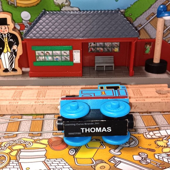 Thomas Wooden Railway Train Track Engine #1 Early Engineers Toddler - Picture 4 of 4